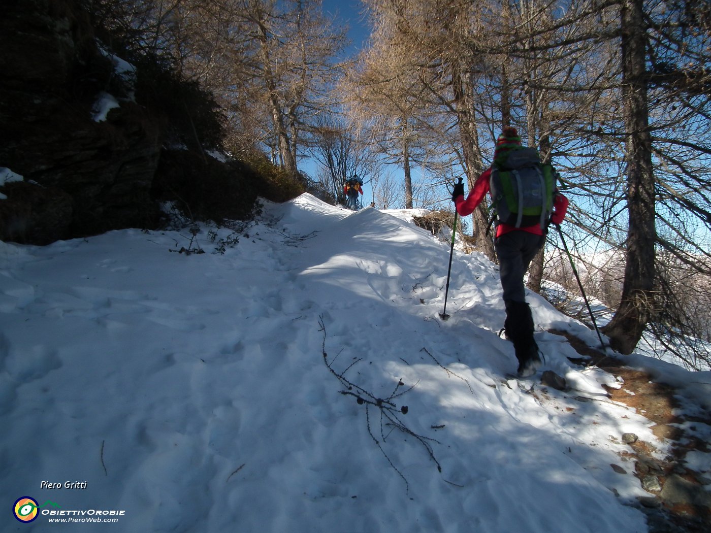 16 Tutta la strada è innevata, ma si cammina bene.JPG